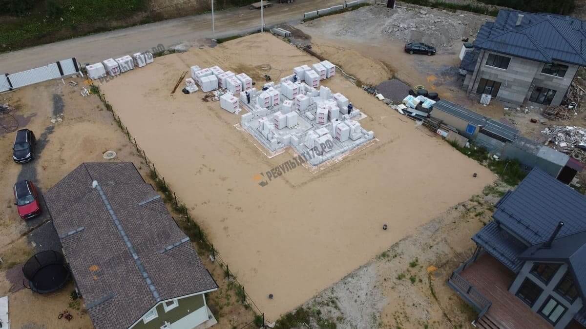 Строительство 10х10 газобетонного дома на монолитном плитном фундаменте