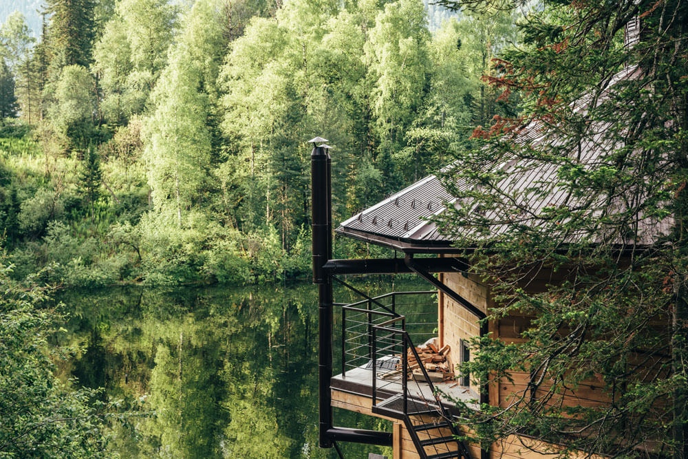 Уютный дом в лесу у озера