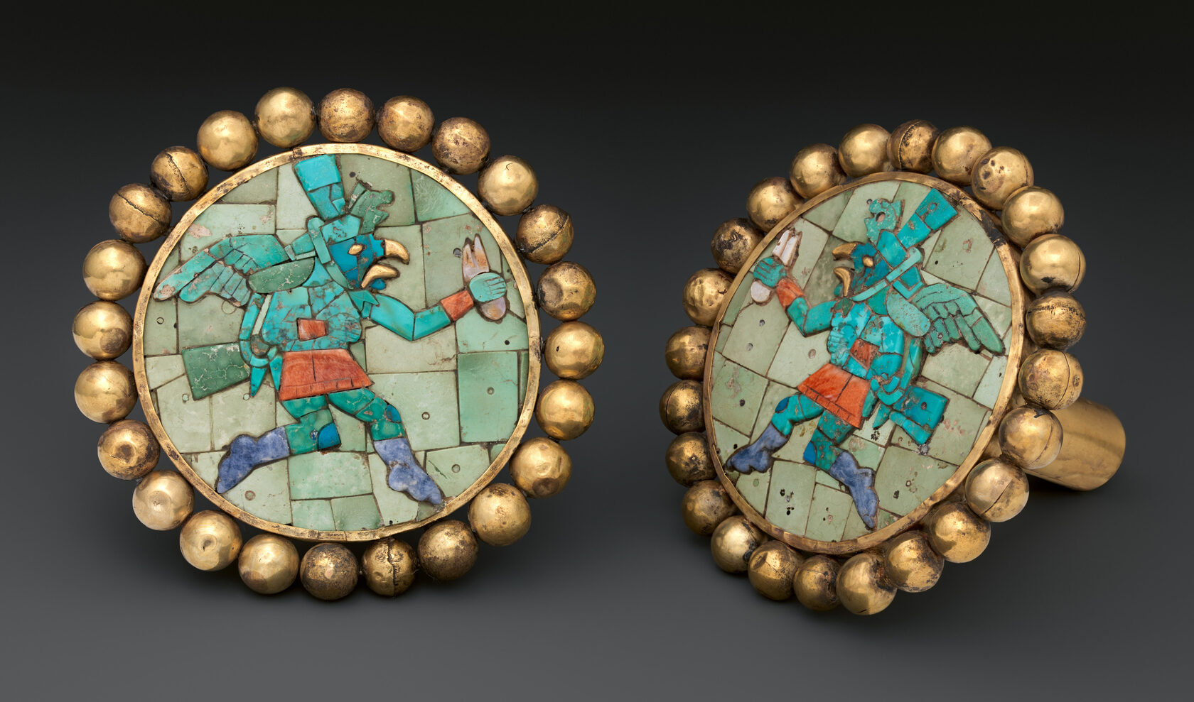 Ушные украшения с крылатыми бегунами. Моче, Перу, 400 - 700 гг. н.э. Коллекция The Metropolitan Museum of Art.