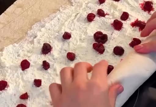 Приготовление вишнёвого штруделя из лаваша с творогом в духовке: шаг 4