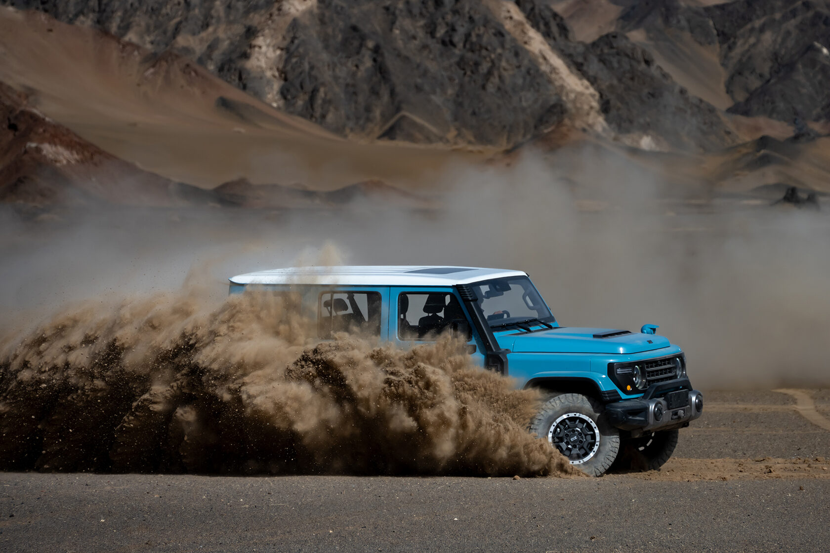 212 T01 Changfeng в движении по неровному грунту