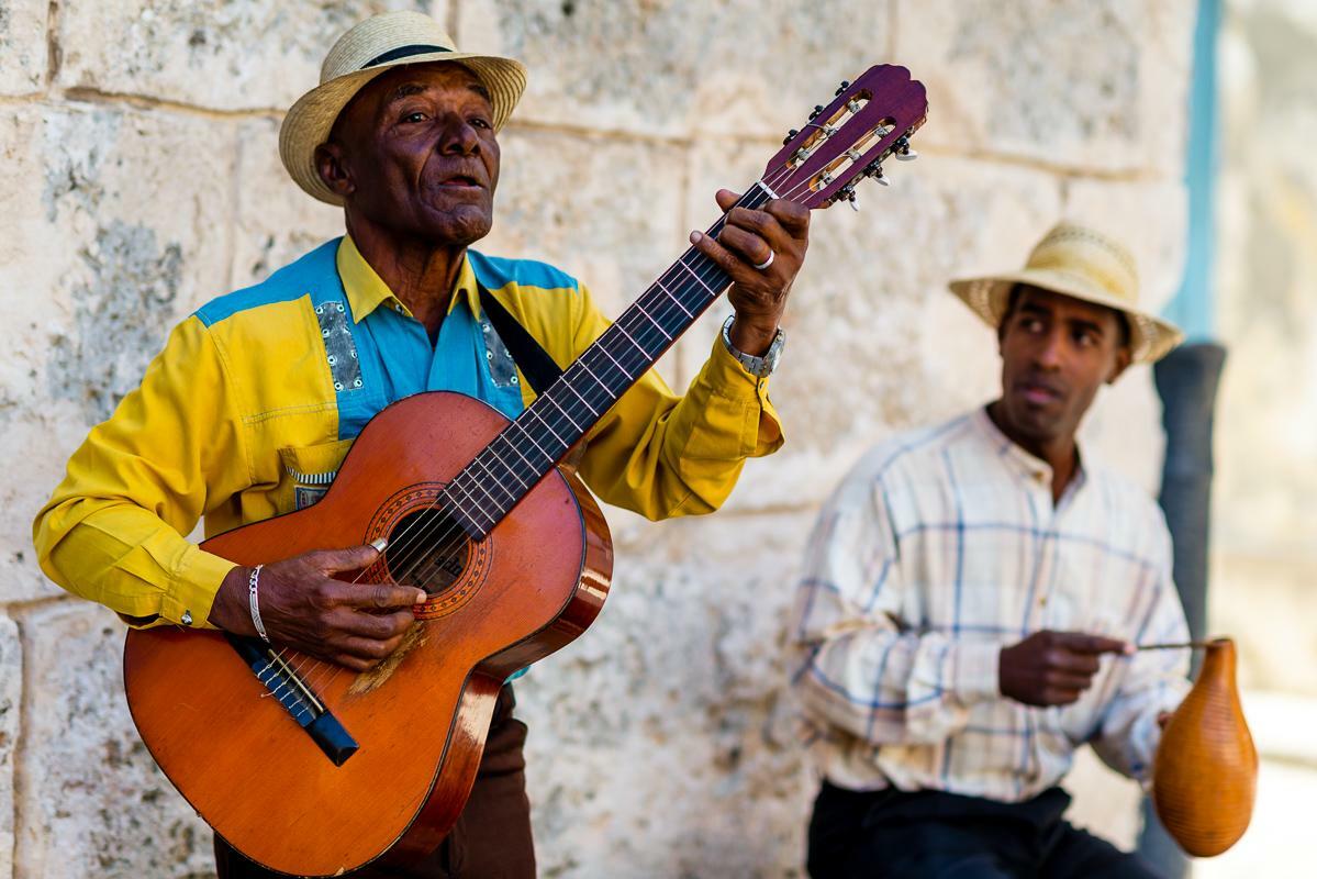 Население страны кубы. Куба Гавана люди. Куба и кубинцы. Варадеро кубинцы. Кубинец с гитарой.