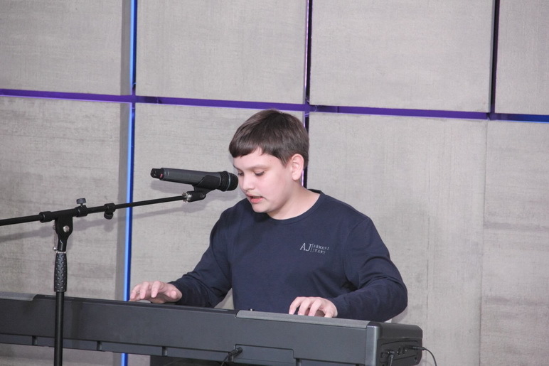 петь и аккомпанировать себе, петь и играть на пианино, петь и играть на гитаре