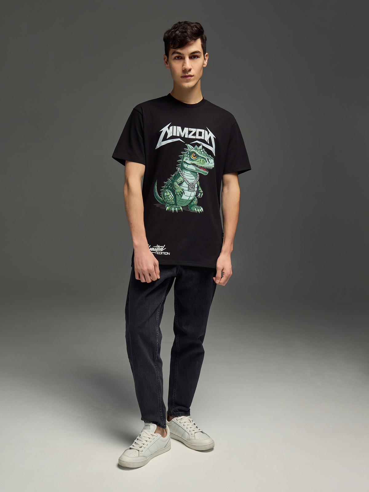 мужчина в полный рост в спортивном костюме съемка