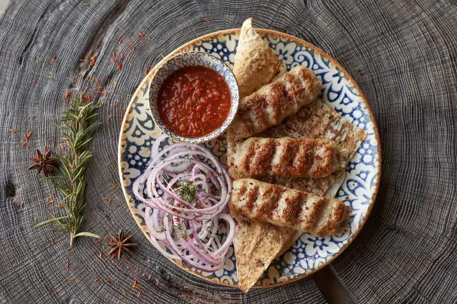 Люля-кебаб с соусом и зеленью