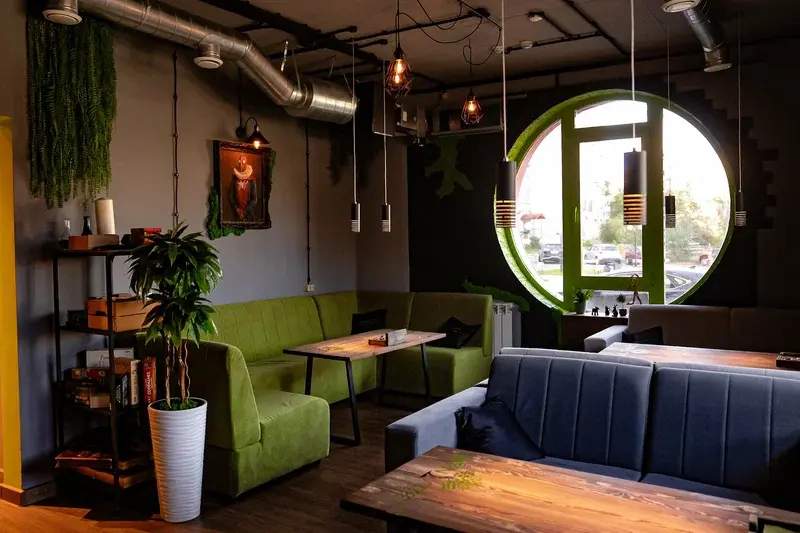 Интерьер Green Street на Жукова с узнаваемым круглым окном