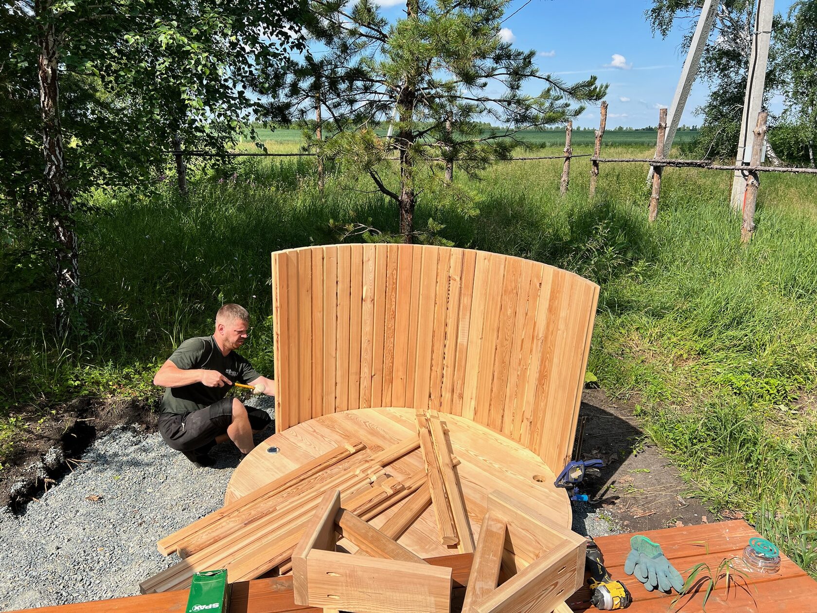 купель из кедра, купель из лиственницы, какое дерево для купели лучше, кедр или лиственница для бани, сравнение пород древесины, купель для бани Екатеринбург