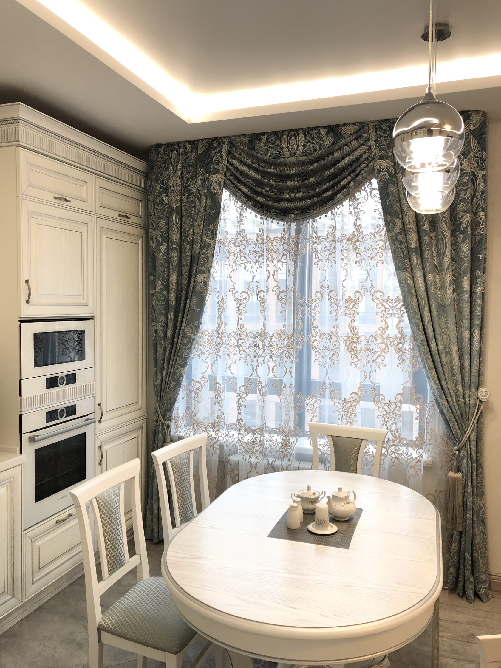 Шторы на кухню, лёгкий современный вид