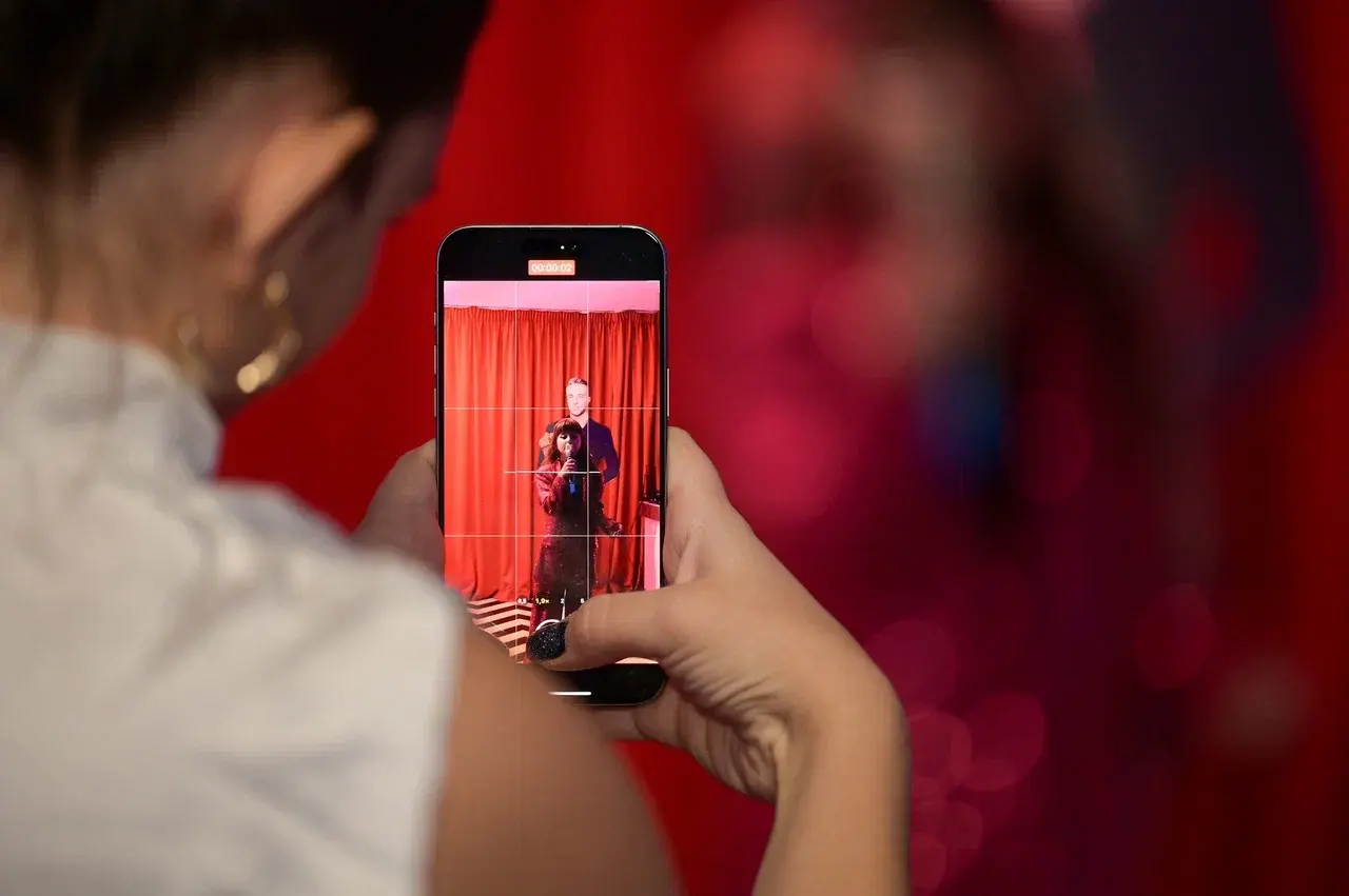 Девочка делает фотографию на свой смартфон