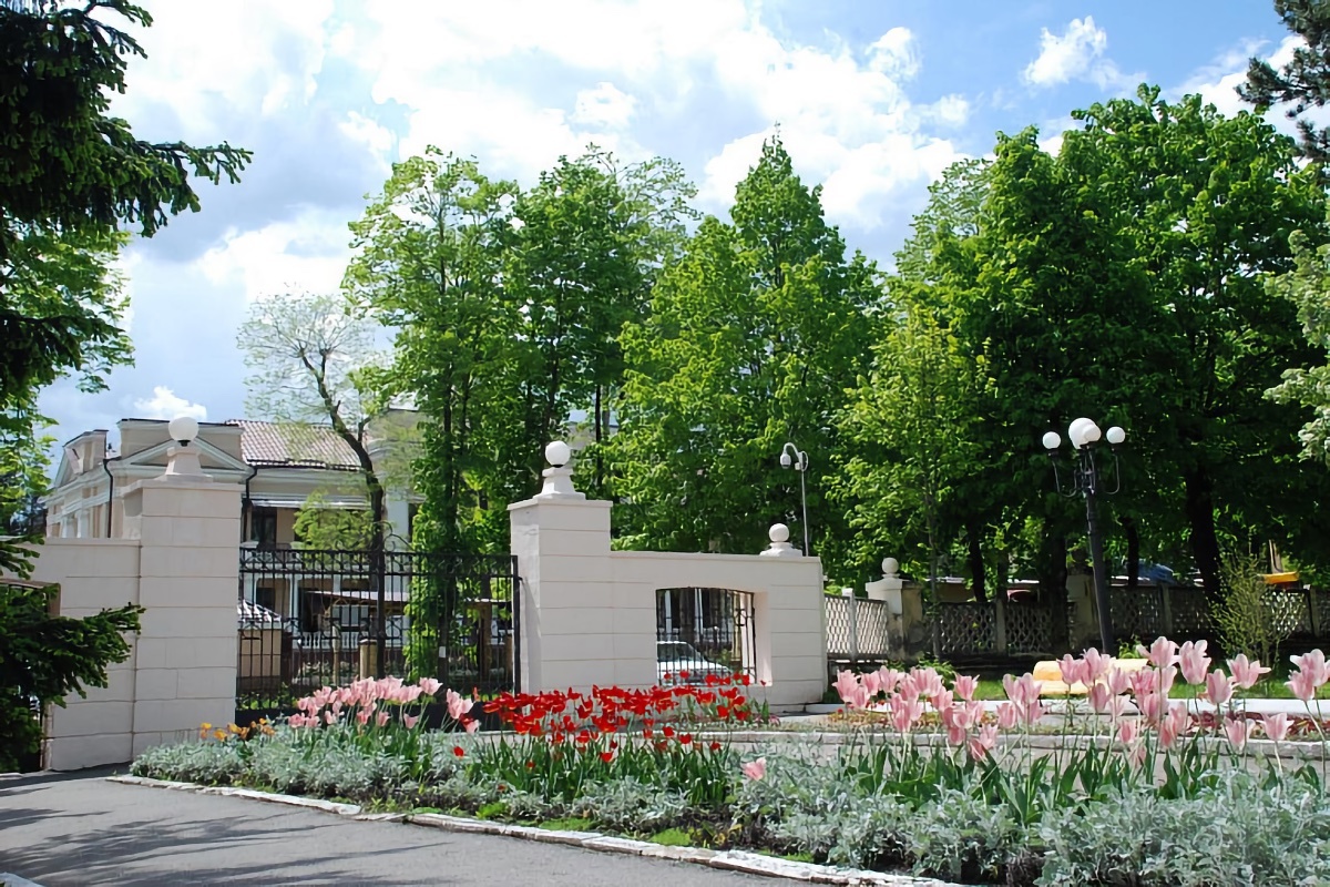 Территория санатория имени И. М. Сеченова в летнее время года