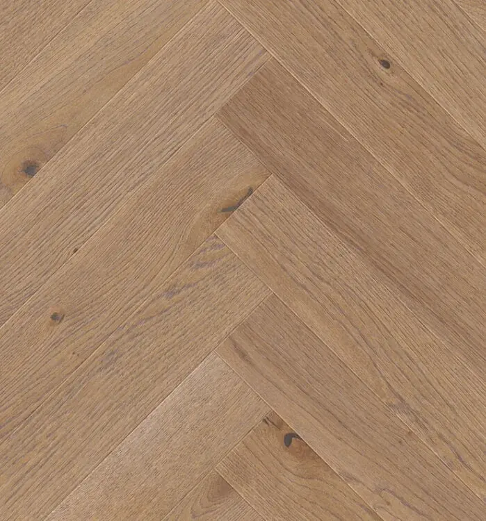 Дуб рустик Пустынный от Living Tree — глубокий и сдержанный, как Петербург осенью. Покрытие на масле подчёркивает структуру древесины. Формат ёлки добавляет помещению ритм и стиль.