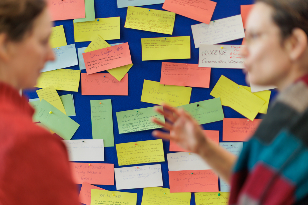 Gespräche und Austausch beim Women and Girls in Science Day in Berlin