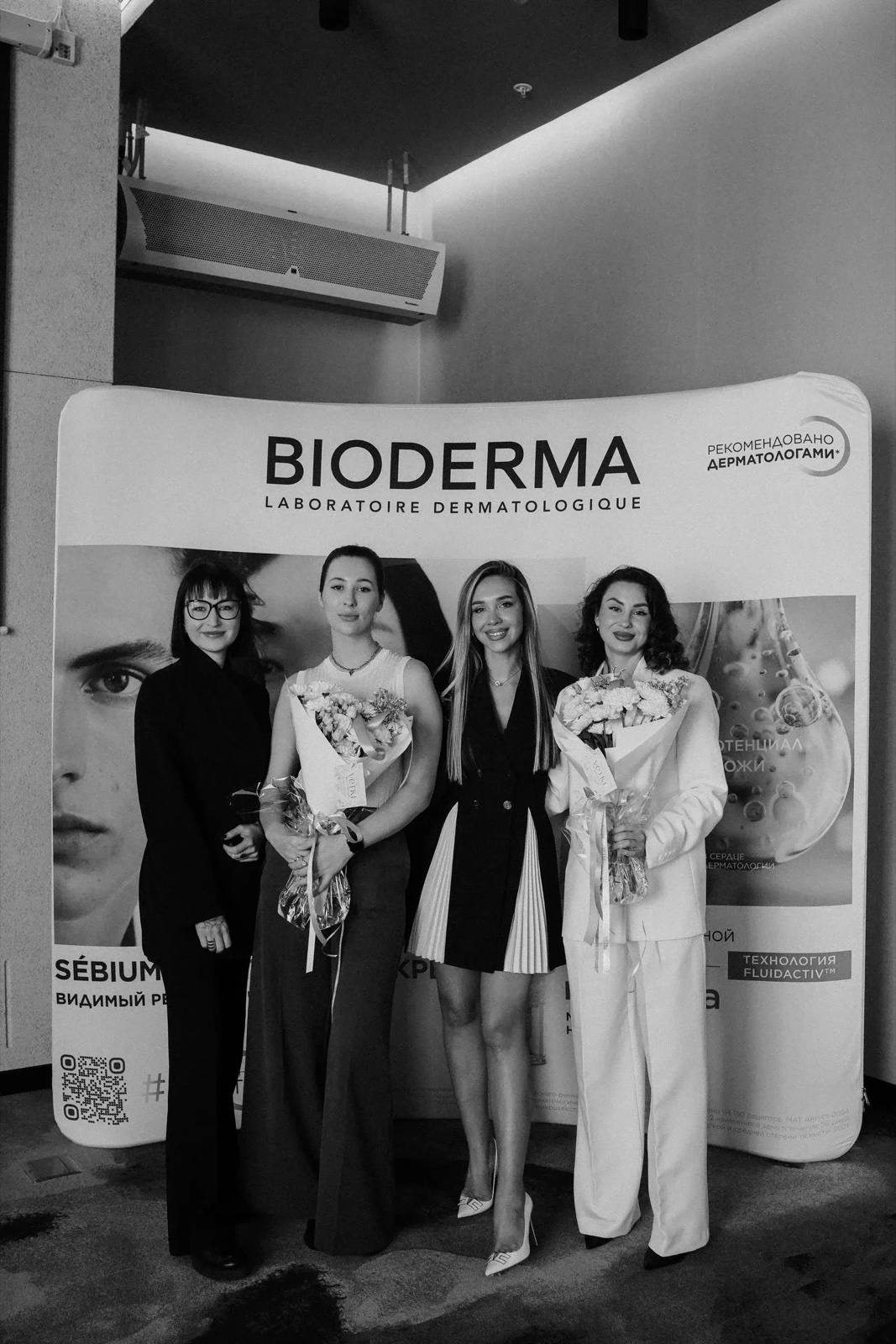 Четыре женщины у стенда Bioderma