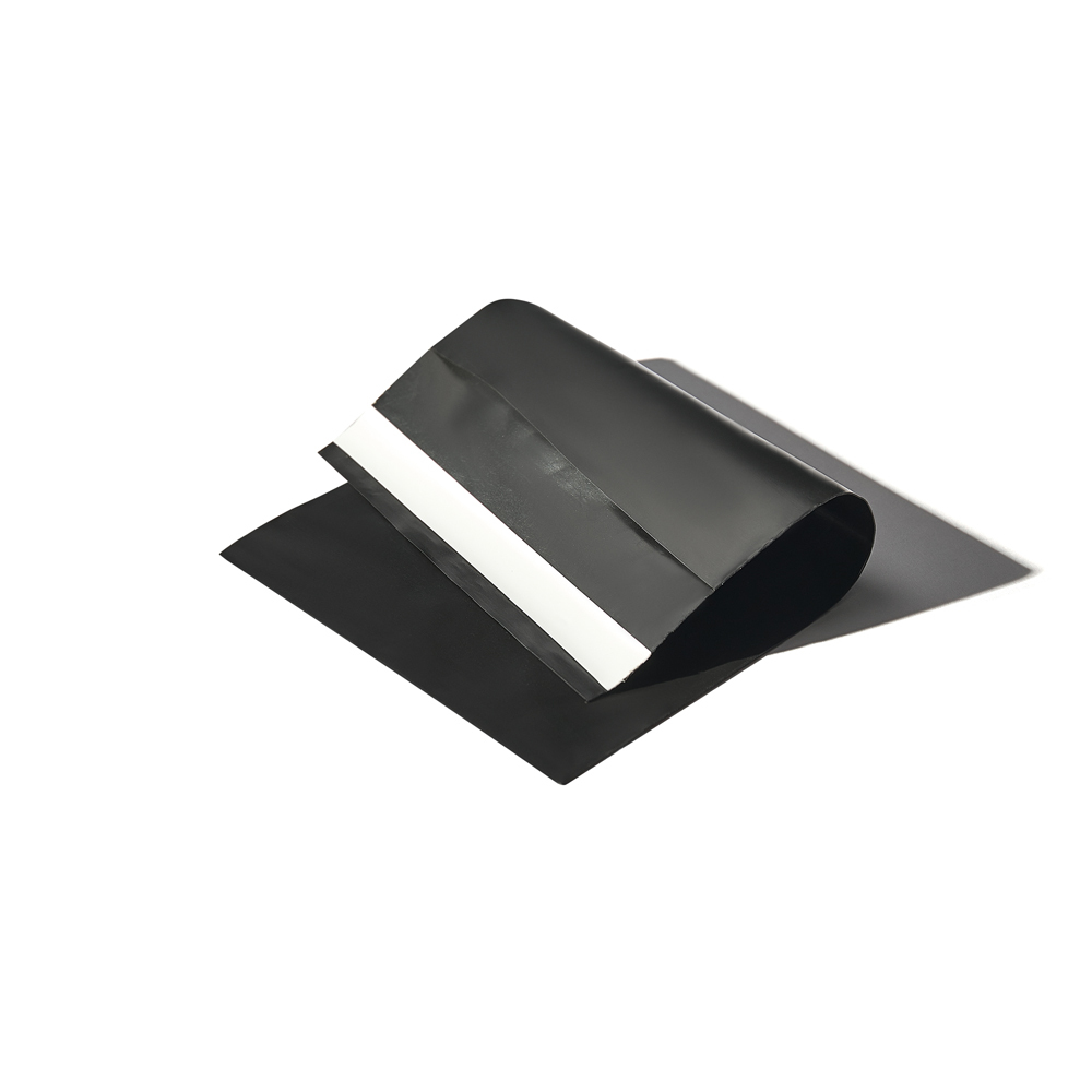 черный эластичный пакет на белом фоне съемка