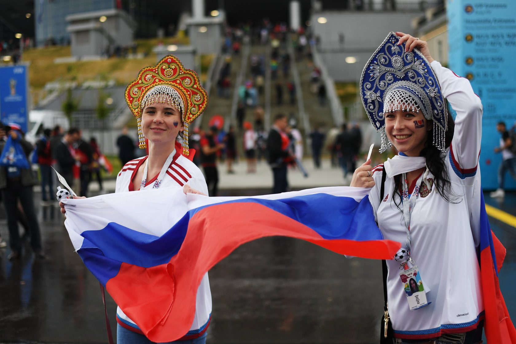 Экономический образ страны. Болельщики сборной России по футболу 2018 в кокошниках. Болельщики сборной России по футболу в кокошниках на ЧМ-2018. Имидж России. Кокошник Чемпионат мира по футболу 2018.