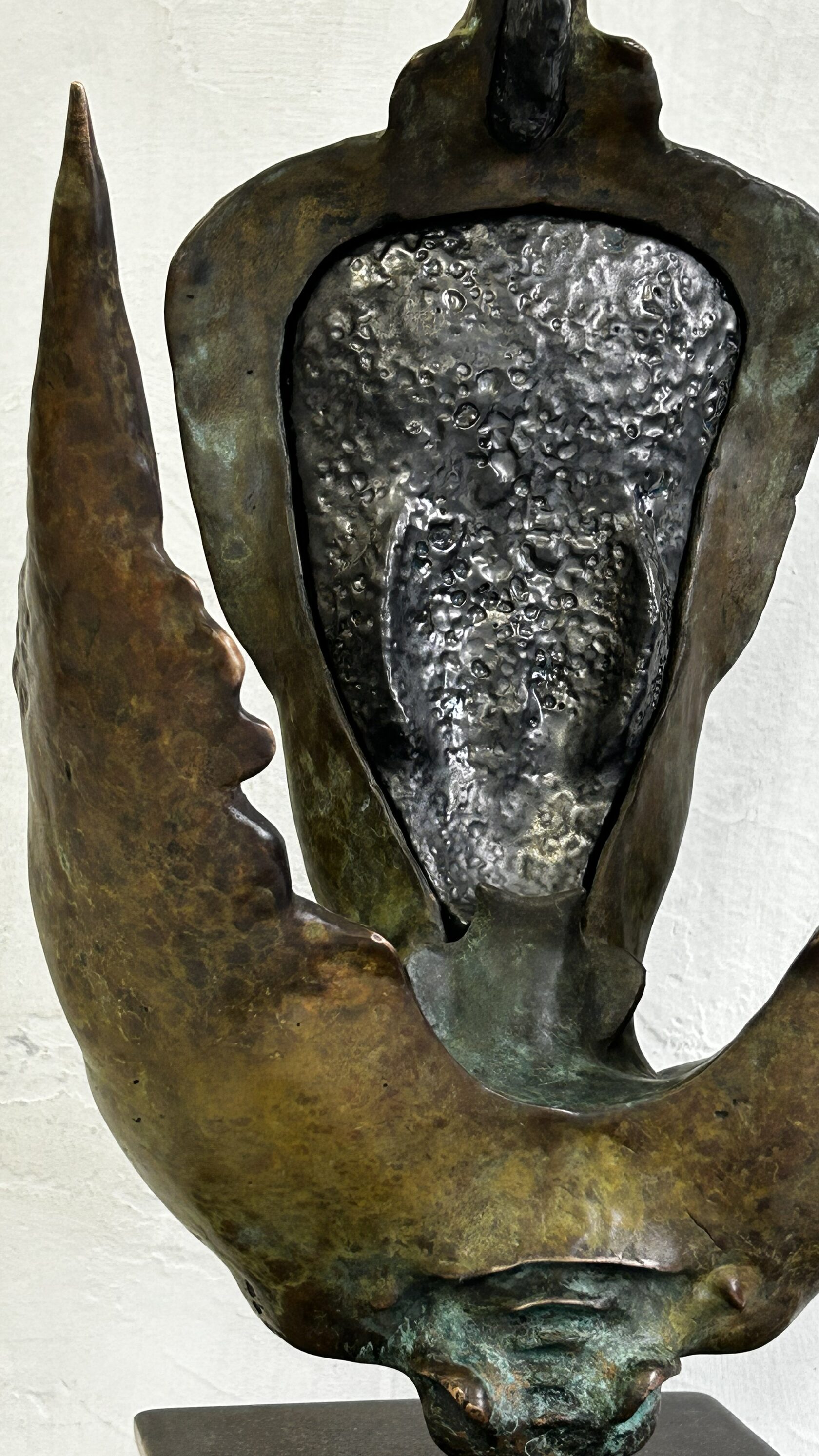 Авторская скульптура Леонида Погребного "Связь" 2006 года. Сочетание трех материалов: бронза, керамика, камень.