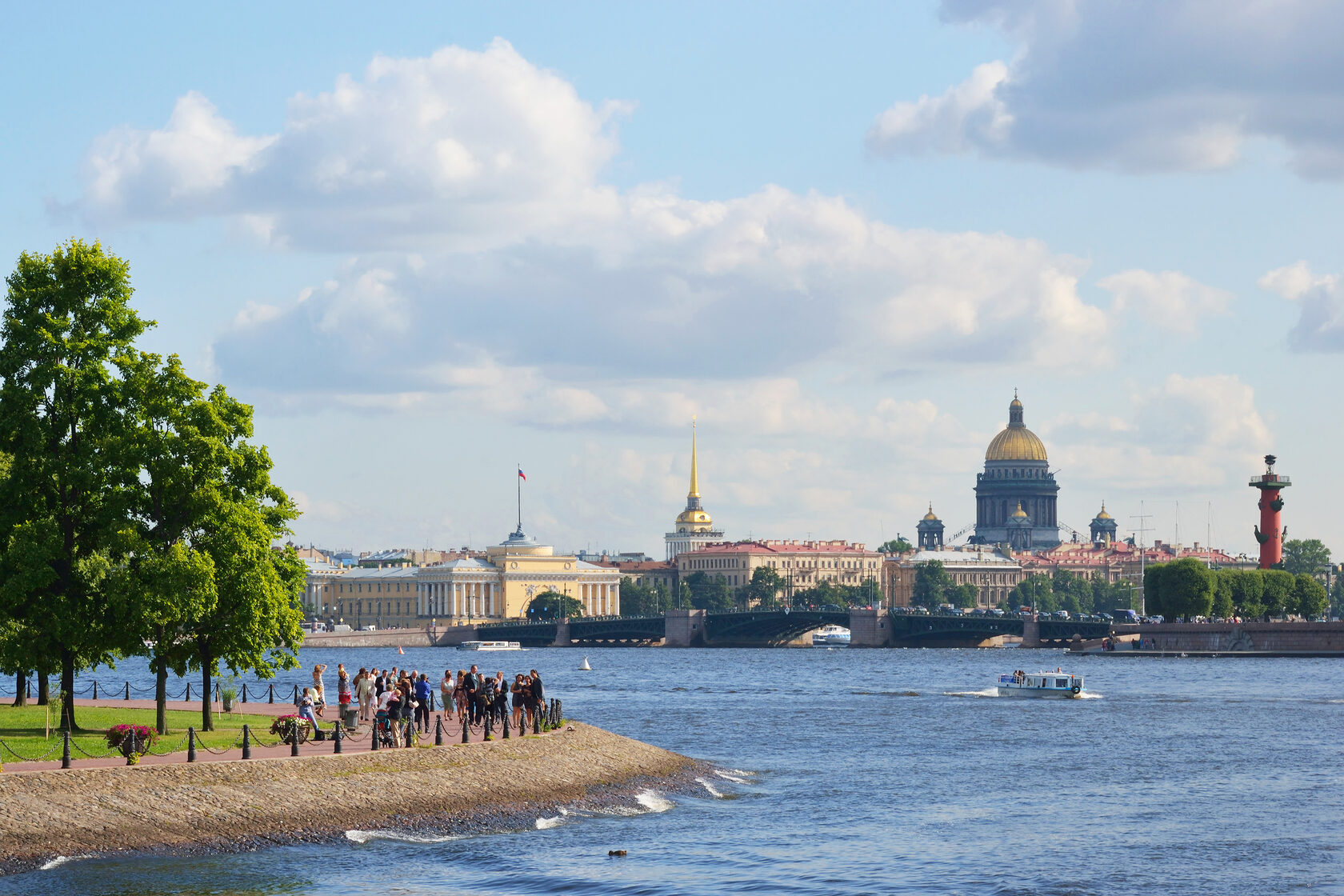 Воздух санкт петербурга. Неватрип онлайн экскурсия Васильевский остров. View in Front of the Beach in St. Petersburg.