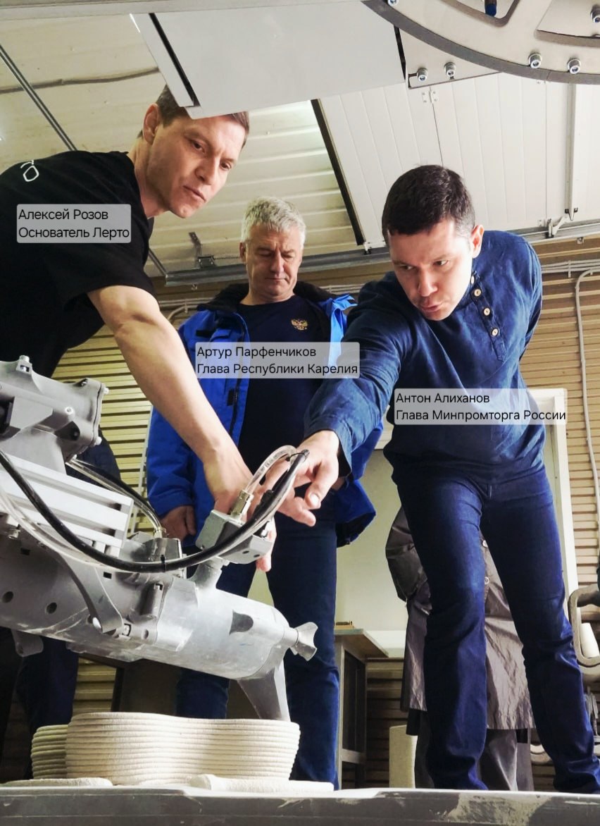 Сухая смесь замешивается с водой в том месте, где Розов показывает Алиханову