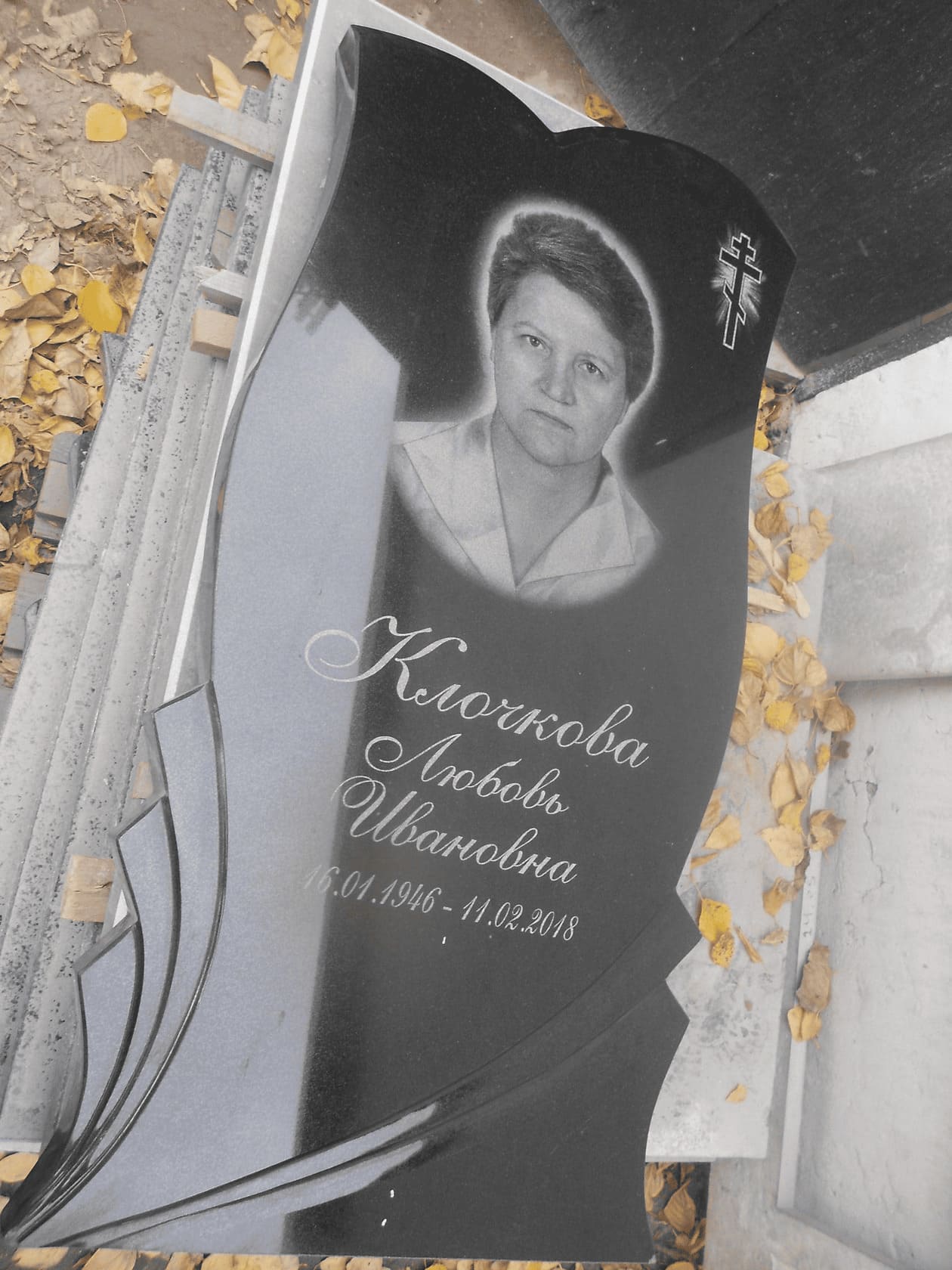 Памятник из Китайского гранита с вырубной формой, размер 1000х500