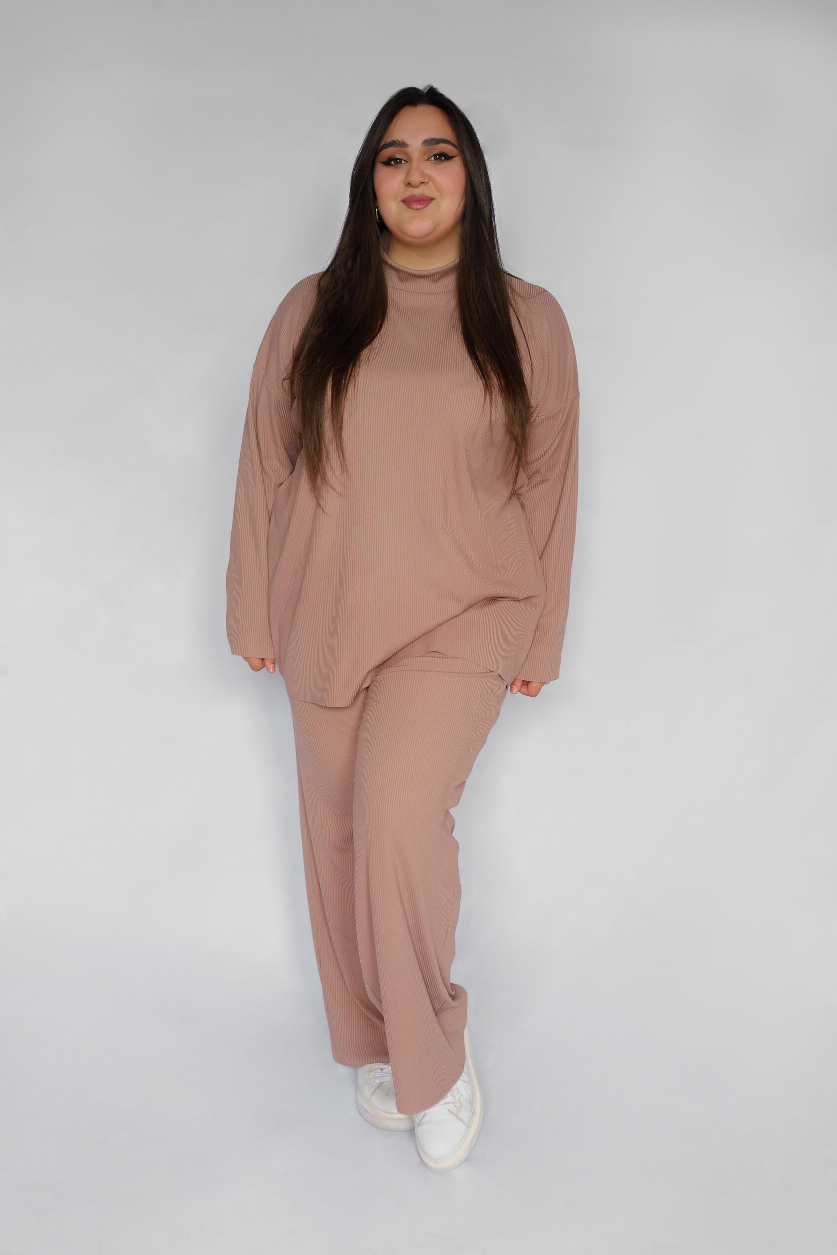 Стоимость часа фотосъемки предметов с моделью