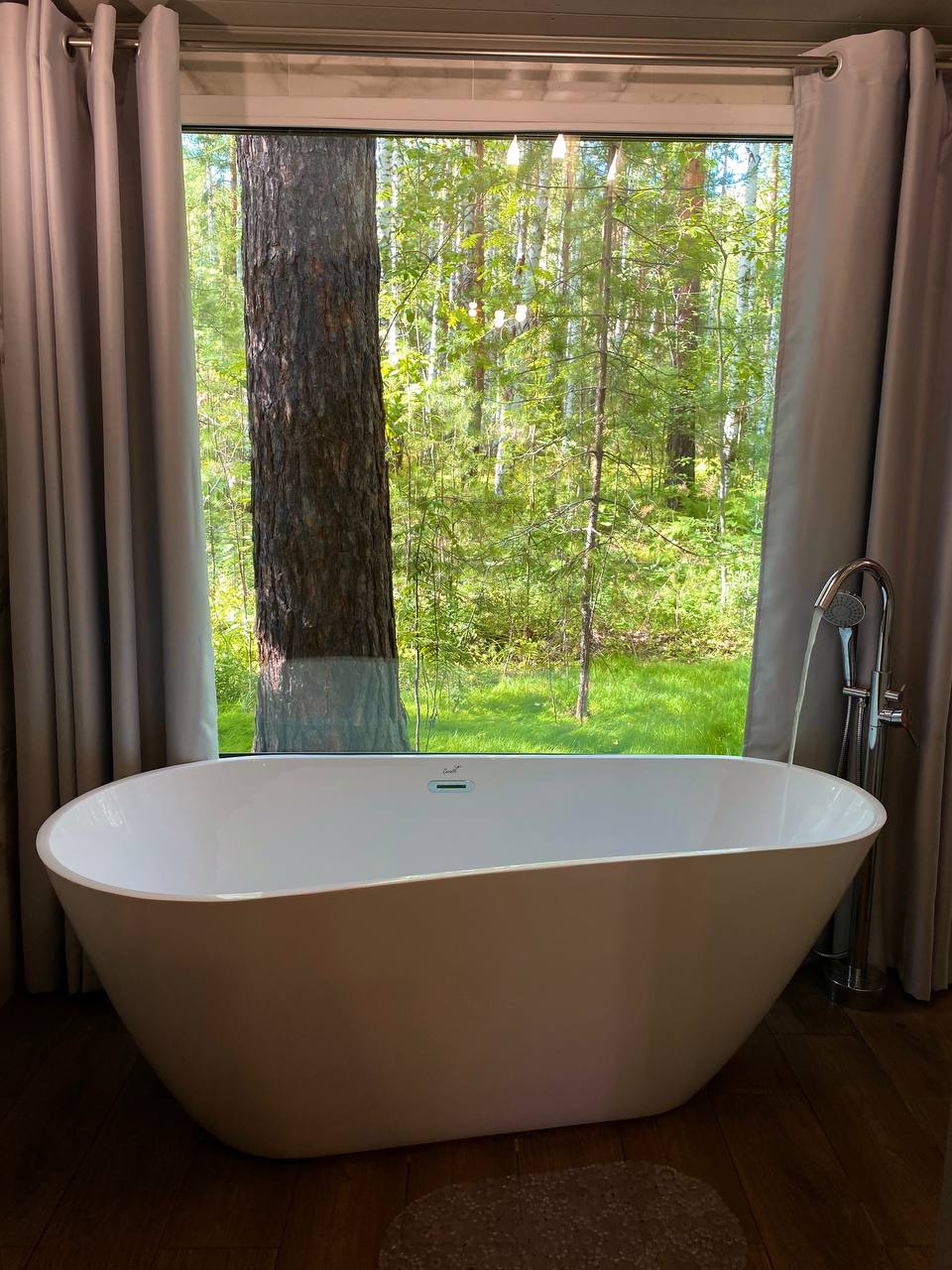Ванна с видом на лес