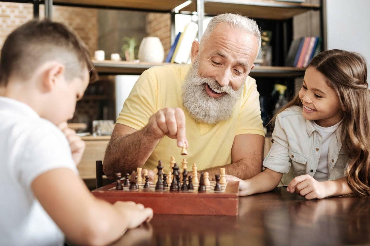 Дед с внуком играют в шашки. Дедуля играющий в шахматы. Дед и шахматы. Деды играющие в шахматы. Дедушки играют в шахматы.