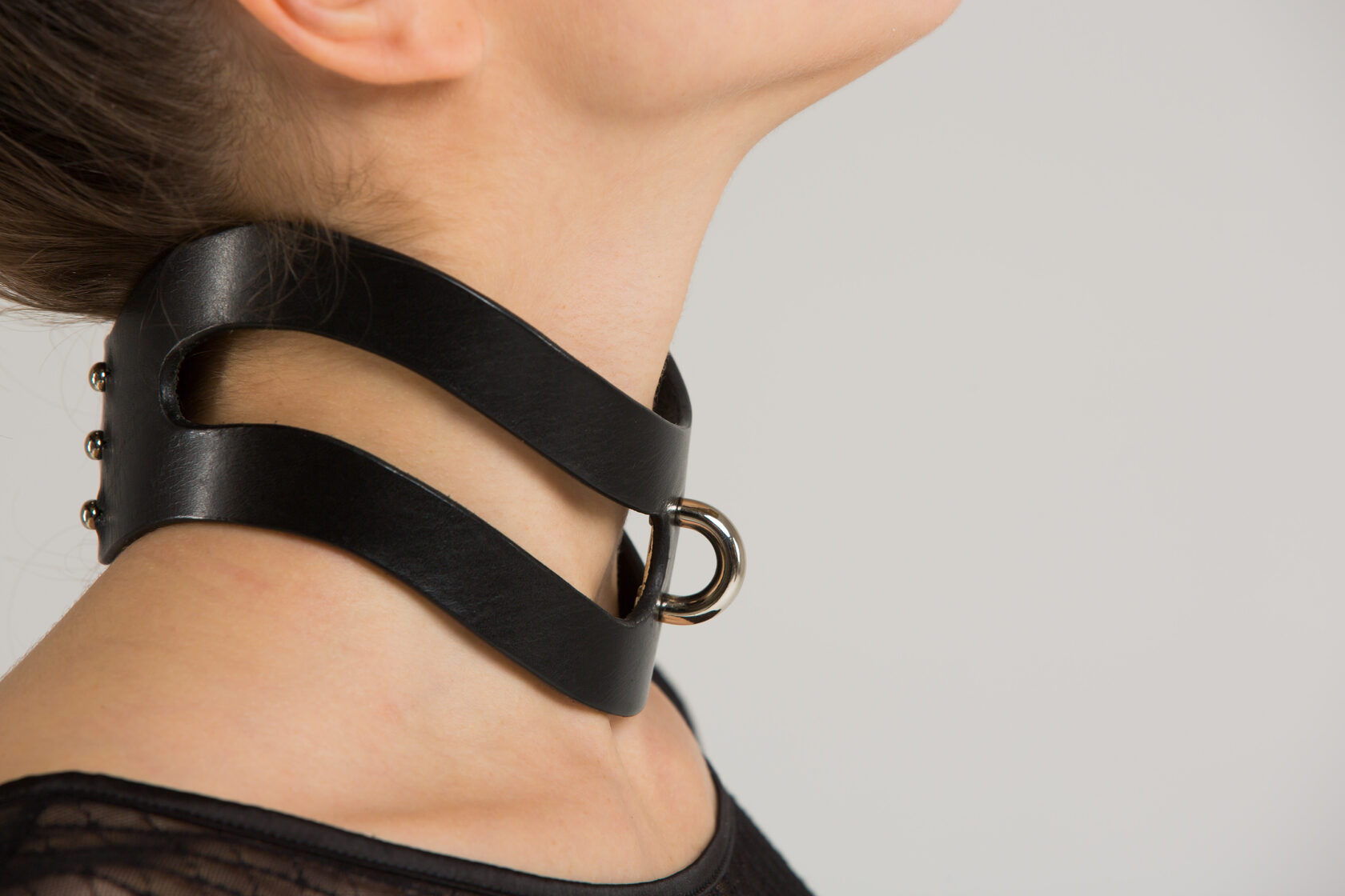 КОЖАНЫЕ ЧОКЕРЫ И БДСМ ОШЕЙНИКИ ДЛЯ ДЕВУШЕК