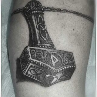Значение татуировки молот Тора для мужчин и женщин