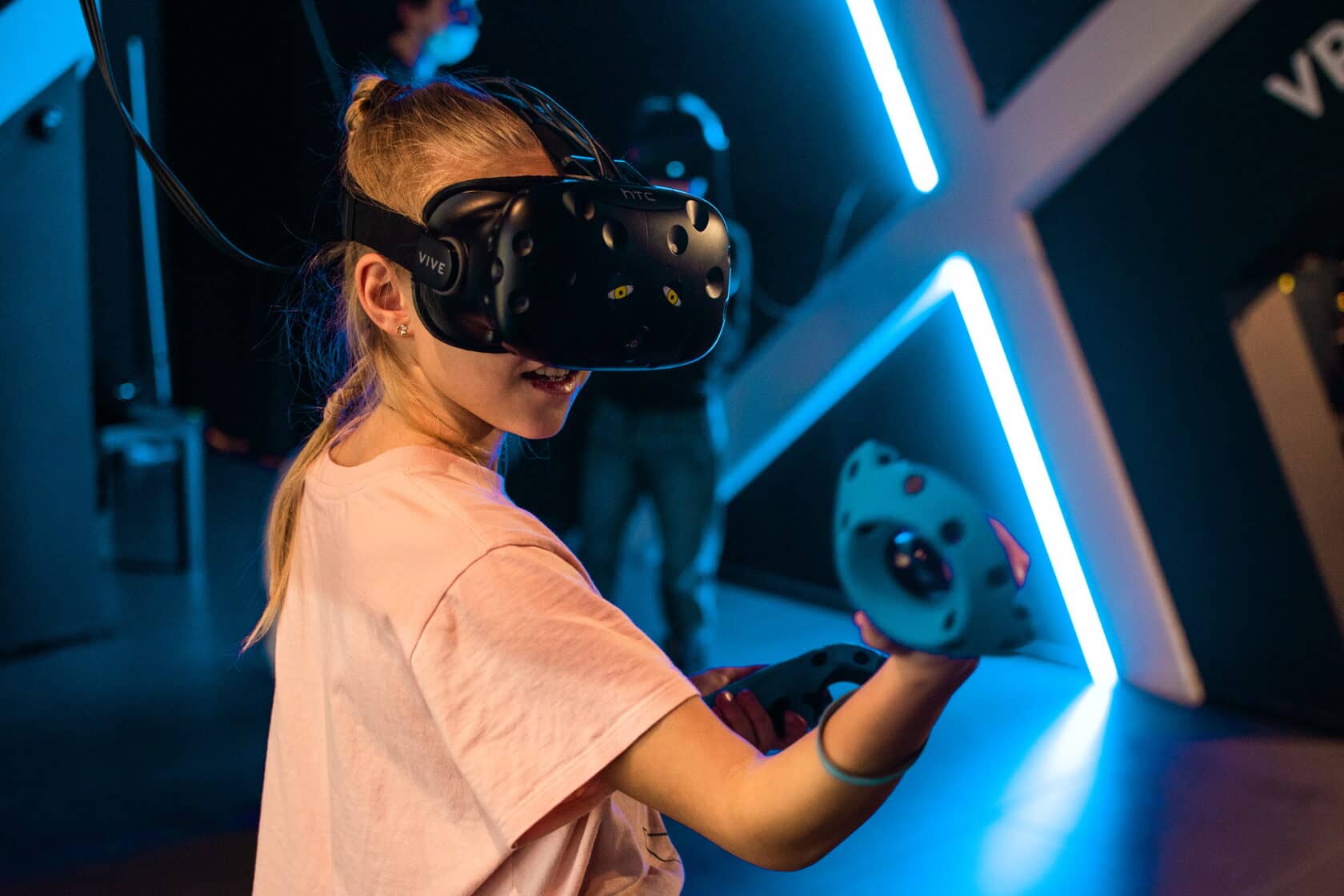 Виртуальная реальность баннер. Виртуальный клуб для детей. Виртуальная реальность день рождения. Центр виртуальной реальности. День рождения в клубе виртуальной реальности.