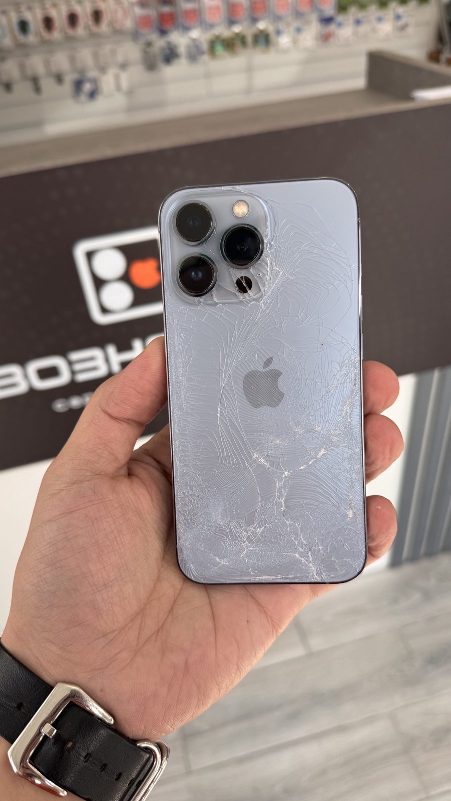 iPhone 13 Pro с разбитой задней крышкой