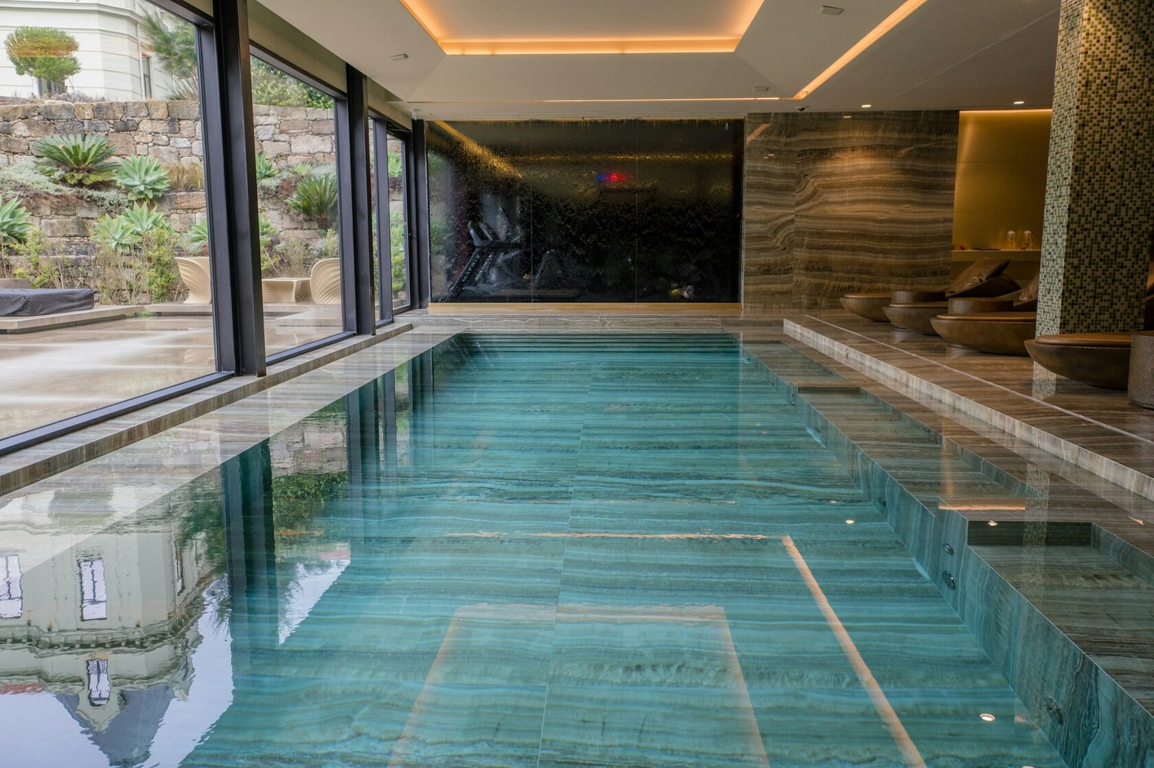 Бассейн и джакузи в современном SPA-пространстве
