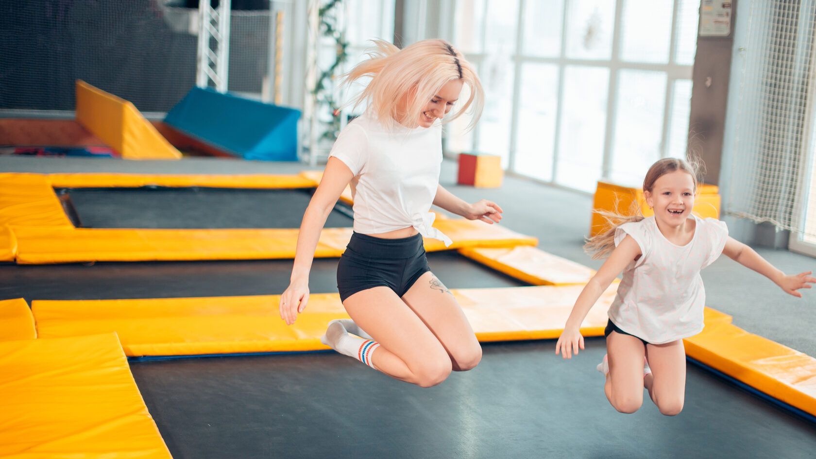 фото парня и девушки на романтическом свидании в публичном месте