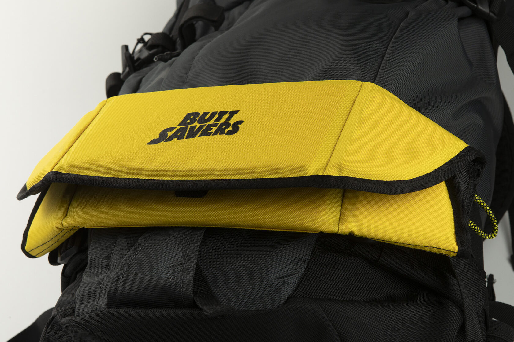 Складной поджопник на рюкзаке