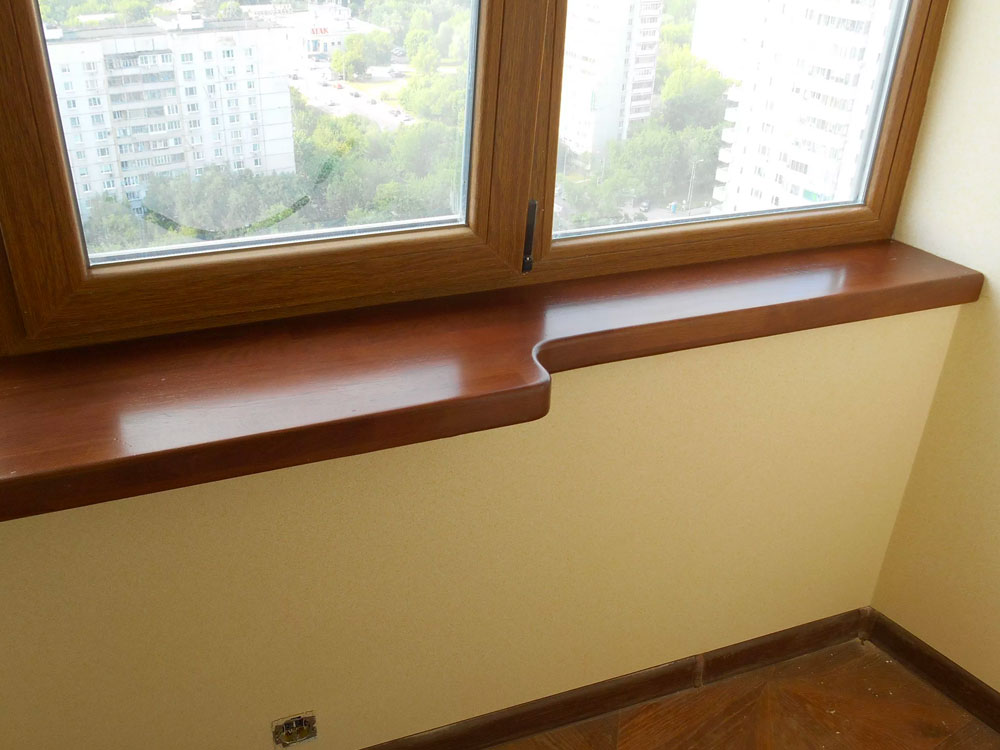 деревянный подоконник на балконе