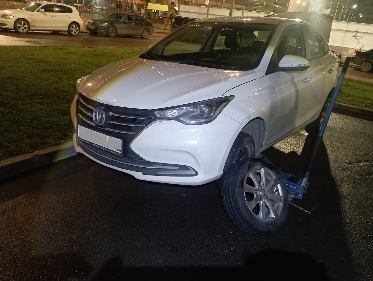 Установили запасное колесо на автомобиле Чанган Алсвин на Русановской улице в Невском районе Санкт-Петербурга