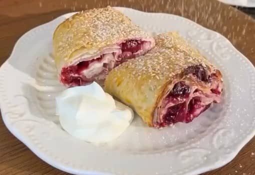 Приготовление вишнёвого штруделя из лаваша с творогом в духовке: шаг 7