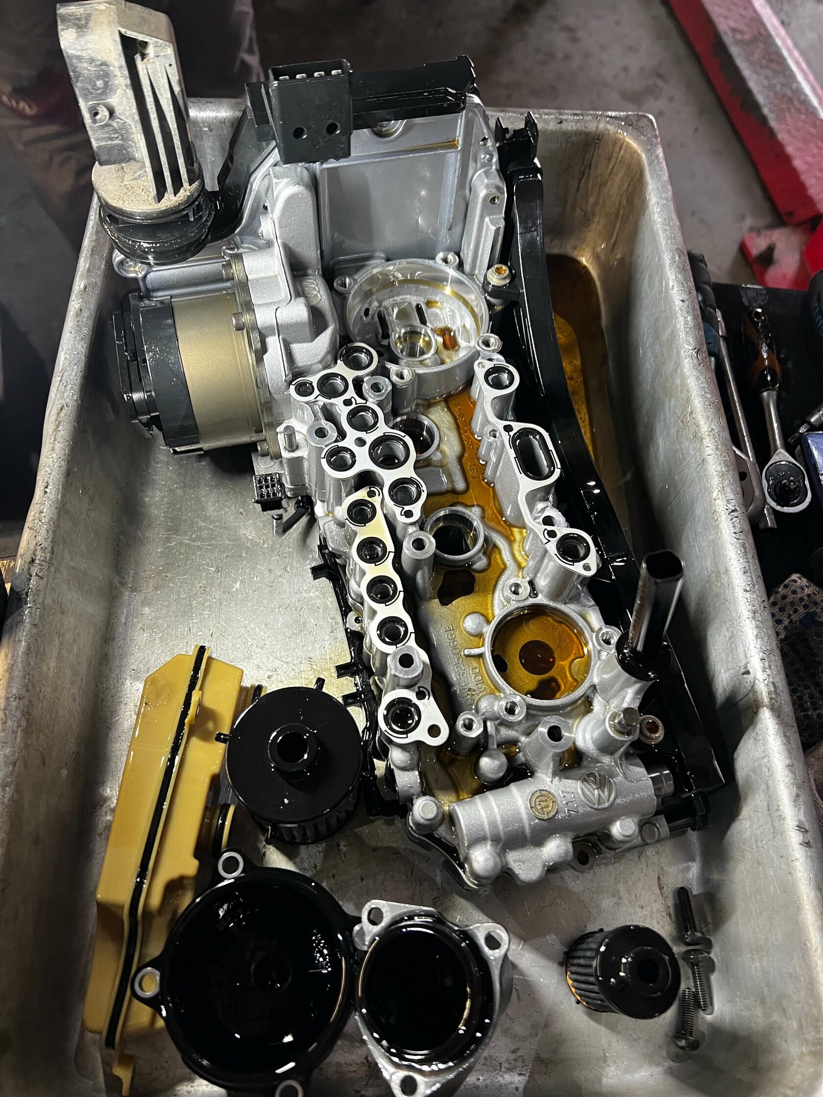 Снимаем старые фильтра тонкой и грубой очистки