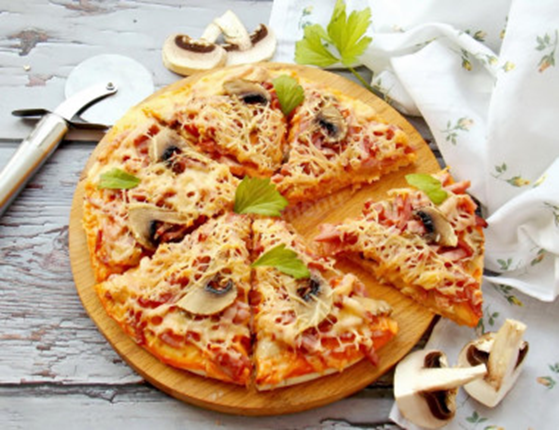 Постная пицца с грибами и помидорами