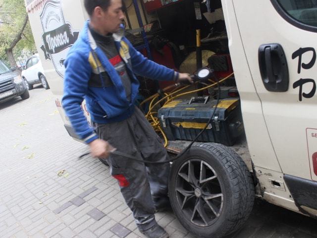 Переобувка 16 радиус. Шиномонтаж и балансировка колес. Переобувка 16 радиус. Шиномонтаж 17 радиус. Переобулся.