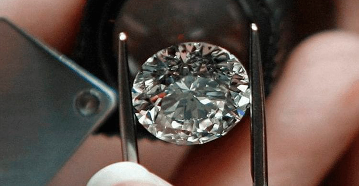 Проверить подлинность бриллианта кольце. Поддельный Алмаз. Подлинность драгоценных камней.
