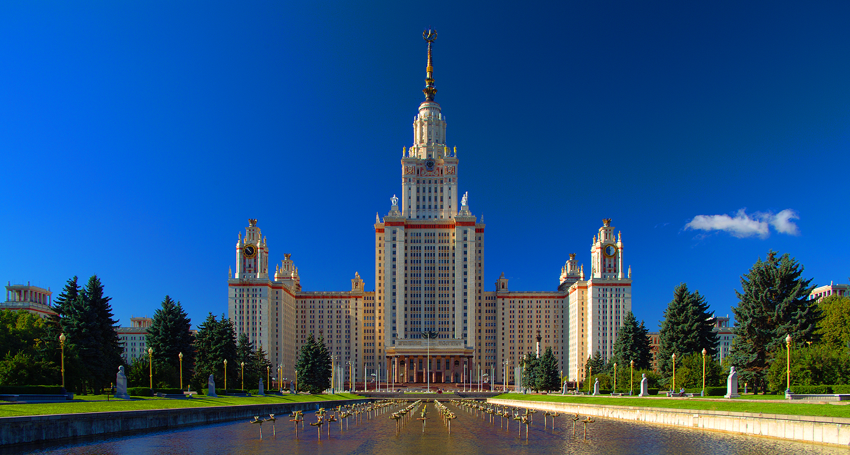 Белое здание в Москве МГУ
