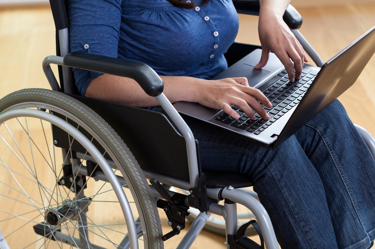 Поможет людям с ограниченными. Инвалид. Люди с ограниченными возможностями. Люди с ограниченными физическими возможностями. Интернет для инвалидов.