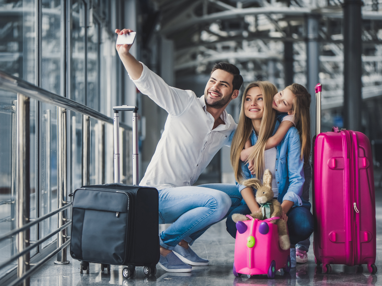 Семья путешествует. Счастливая семья с чемоданами. Чемодан для путешествий. Путешествие с семьей.