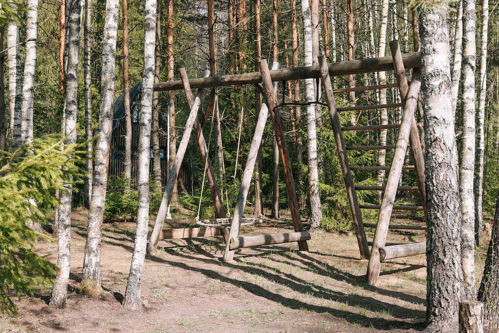 Игровая площадка для семейного отдыха в глэмпинге Под кронами