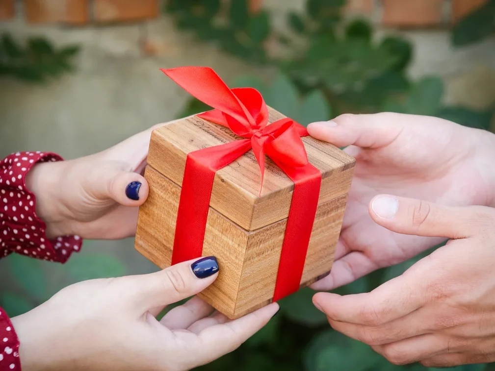 Мужчина не дарит подарки — почему по мнению психологов и как намекнуть про подарок мужу или парню