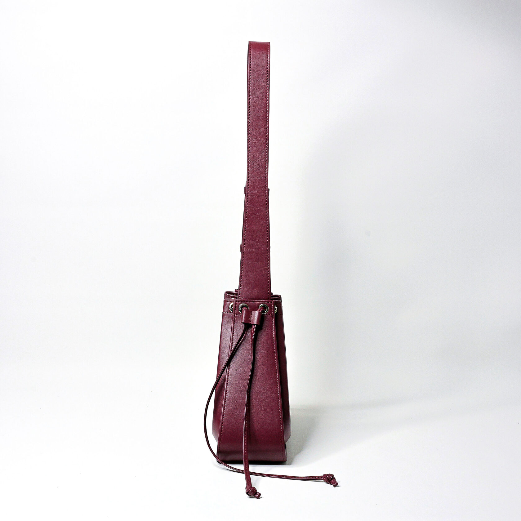 дизайнерская сумка Drift архитектурной формы бордового цвета из натуральной кожи премиум качества