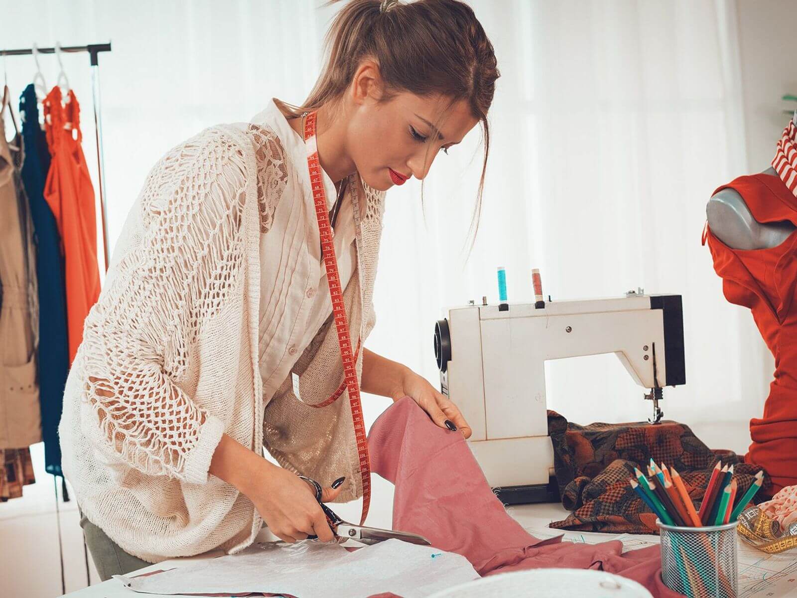 Девушка шьет. Швея. Найти портниху. Помощница в швейный цех. Девушка шьет.
