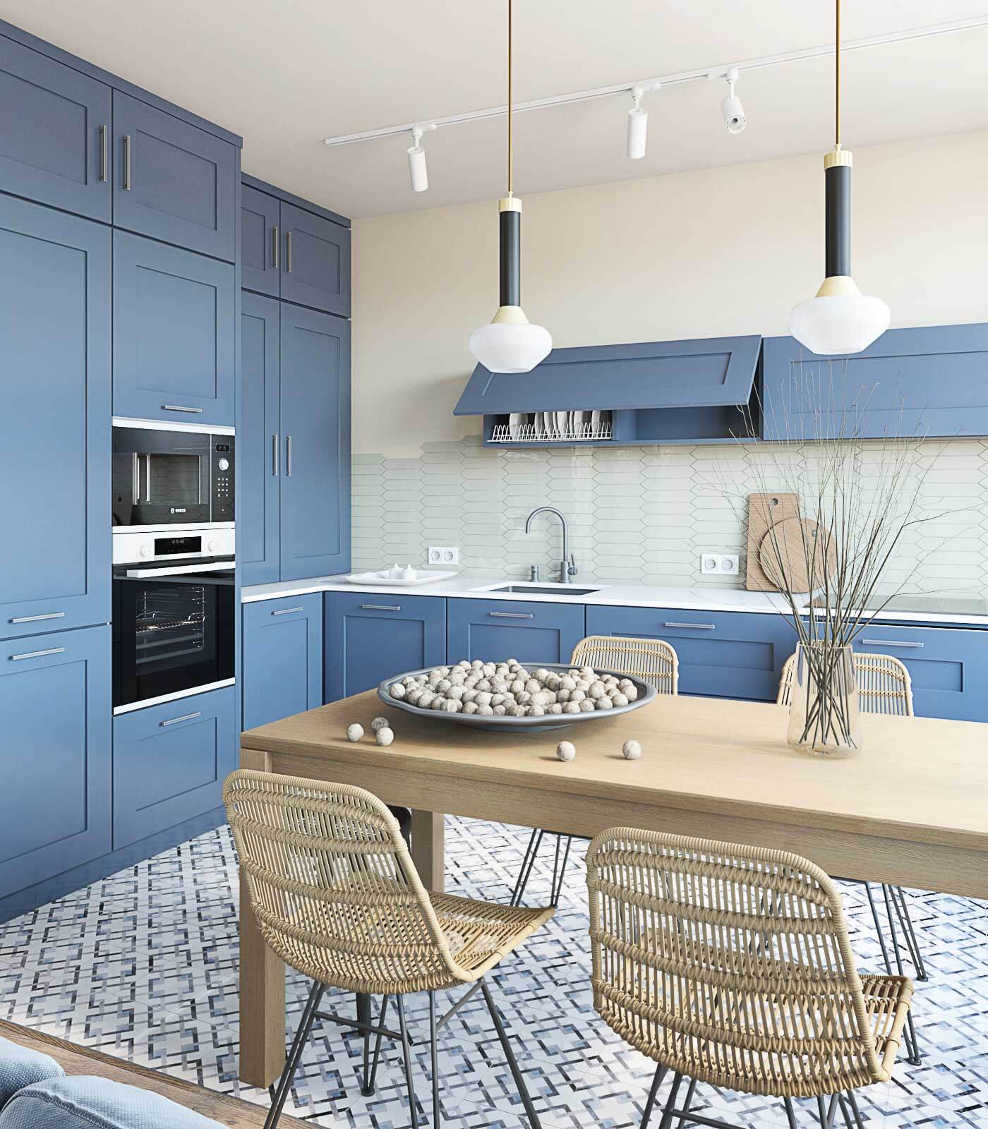 Синяя кухня, деревянный стол, мятная плитка на кухонном фартуке, навесные шкафы на кухне. Обеденные плетенные стулья 