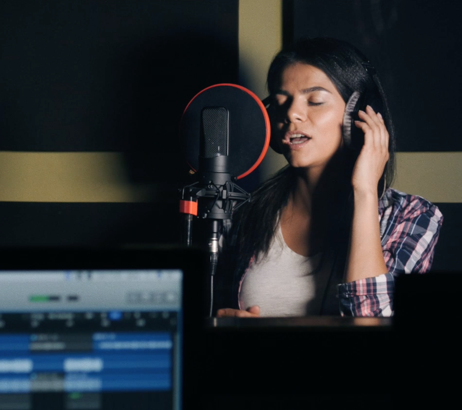 Записать песню в подарок в студии недорого в Москве