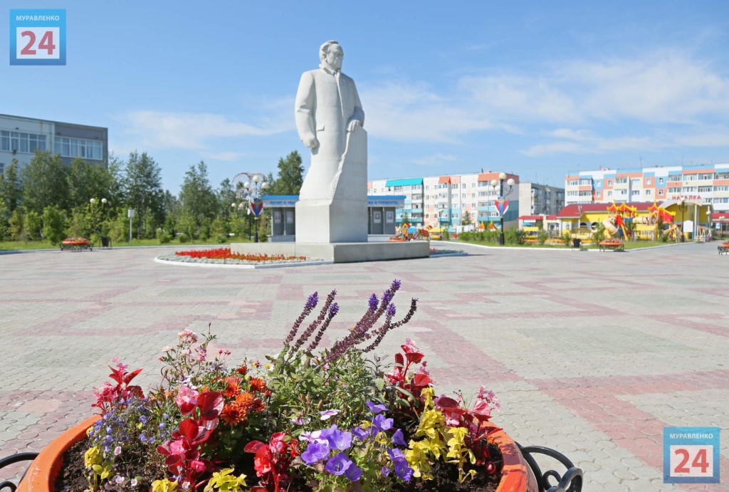 Скверы муравленко. Памятники ЯНАО Муравленко. Памятник Виктору Ивановичу Муравленко. Муравленко Ямало-Ненецкий автономный округ достопримечательности. Памятник Муравленко.